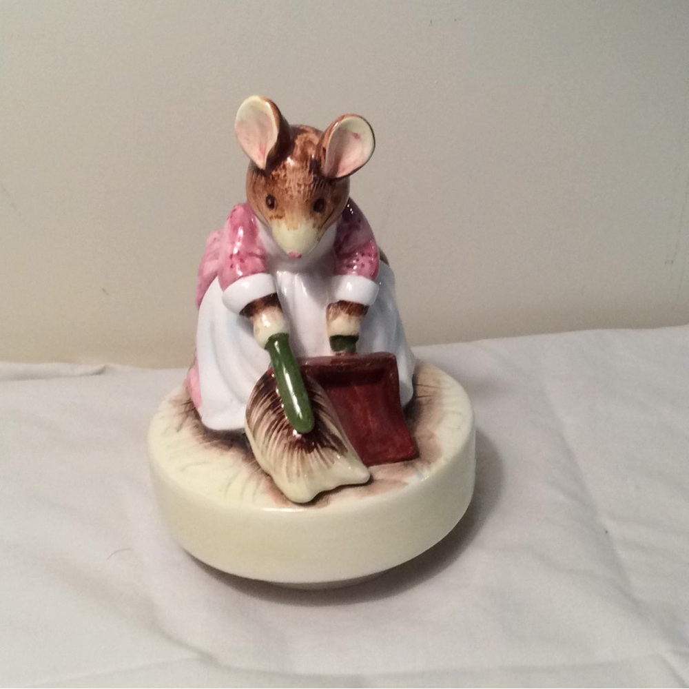 Rare Beatrix Potter Hunka Munka Mouse music box by Schmidt. No chips or cracks.